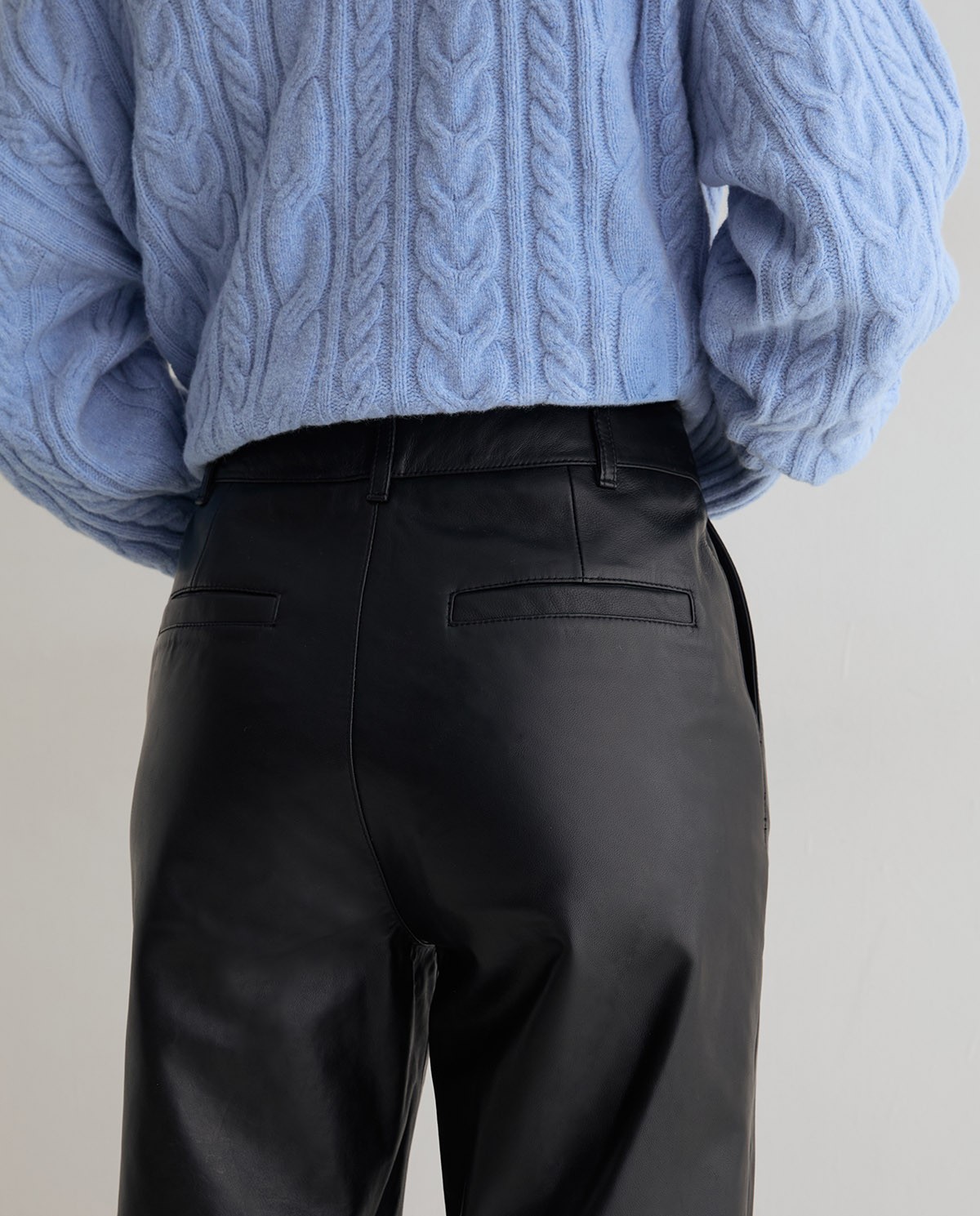 Pantalón de piel recto de mujer en color negro 4