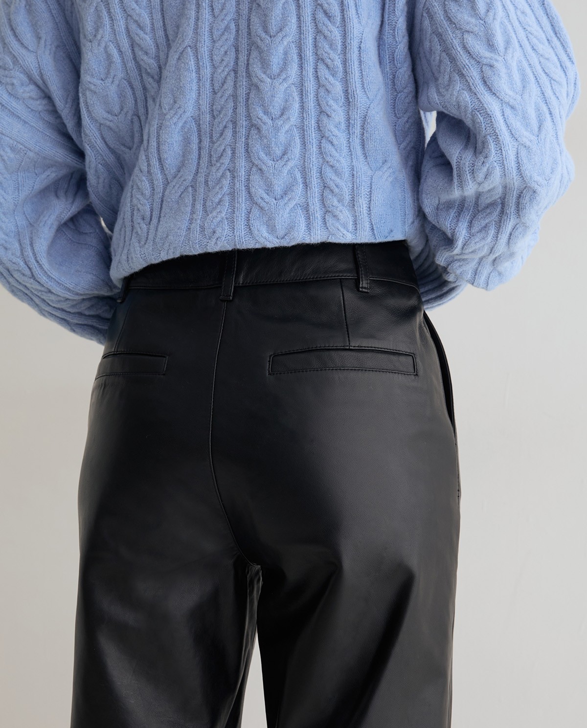 Pantalón de piel recto de mujer en color negro 4