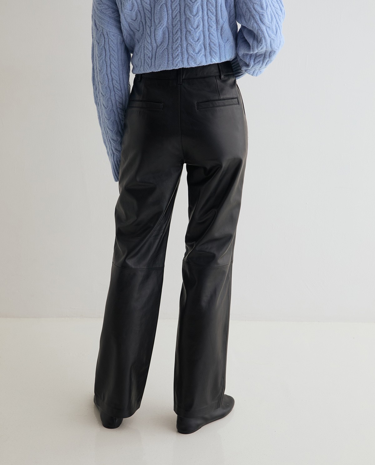 Pantalón de piel recto de mujer en color negro 5