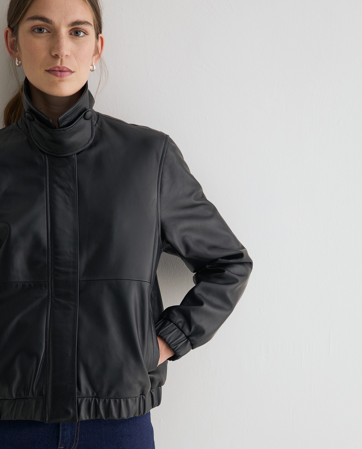 Cazadora bomber de piel negra 5