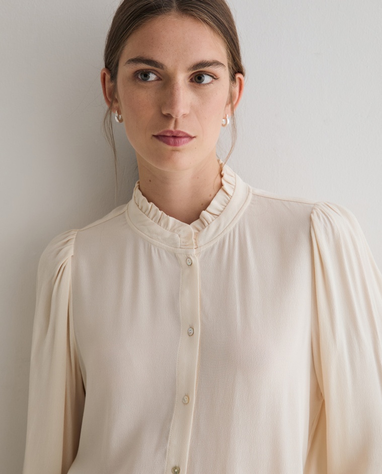 Camisa crudo con cuello de volantes