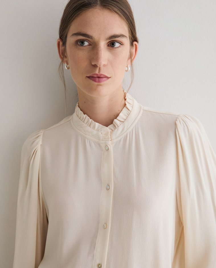 Camisa crudo con cuello de volantes