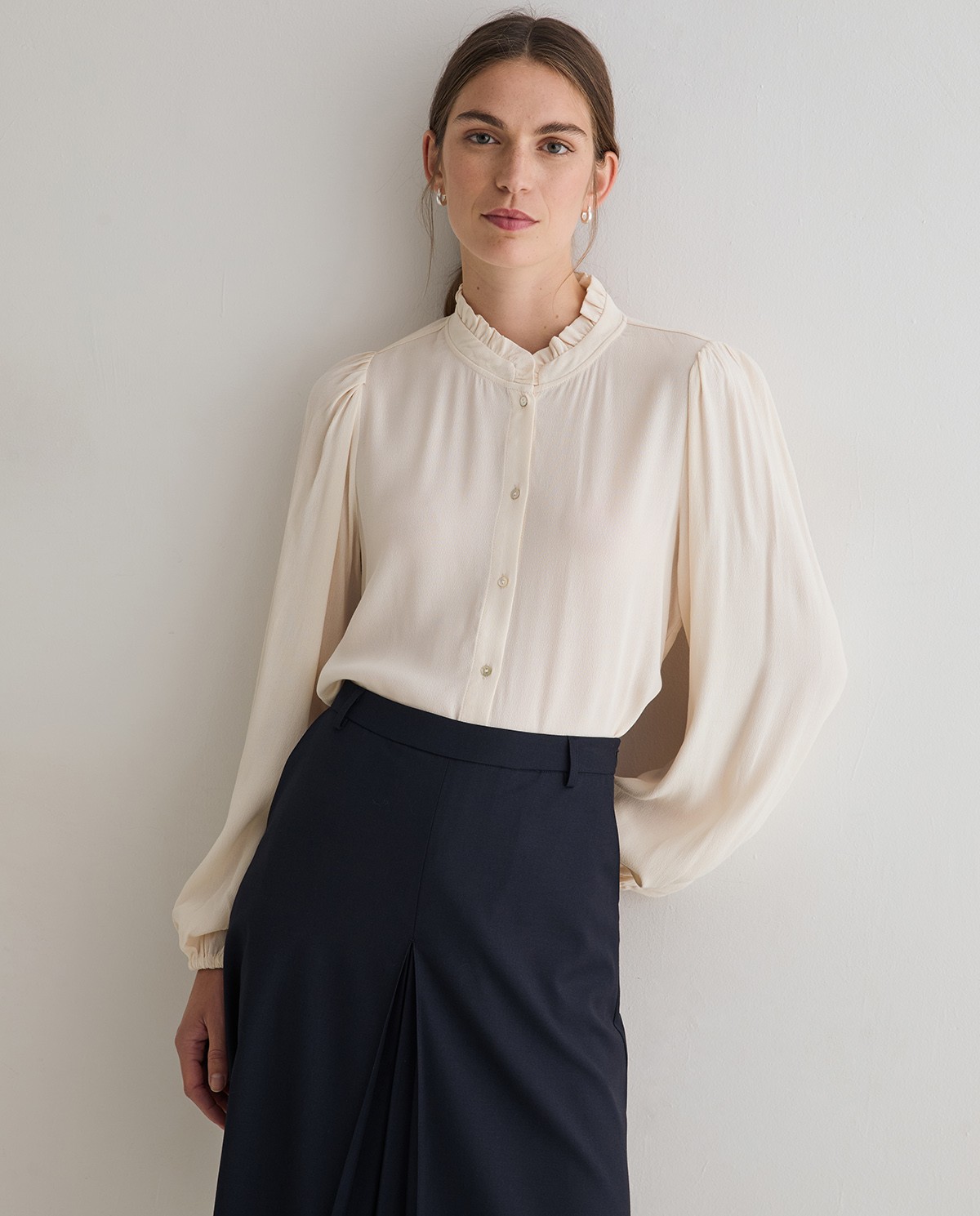 Camisa crudo con cuello de volantes 1