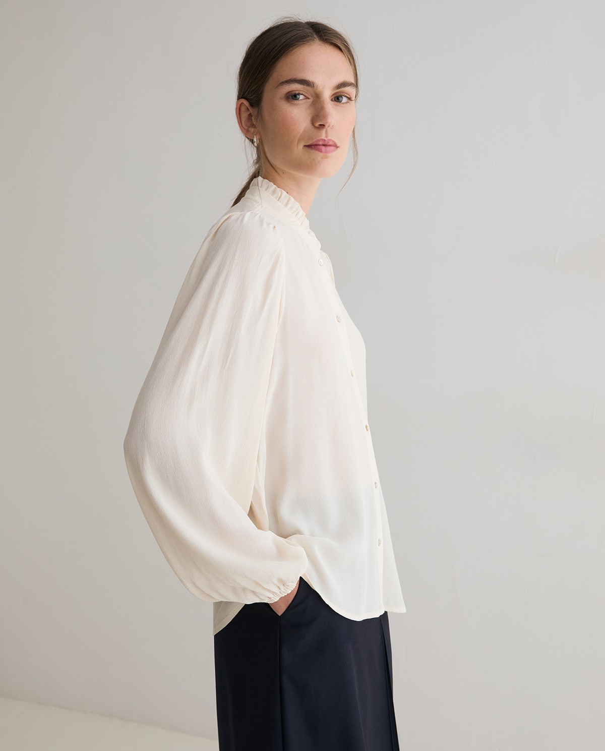 Camisa crudo con cuello de volantes 2