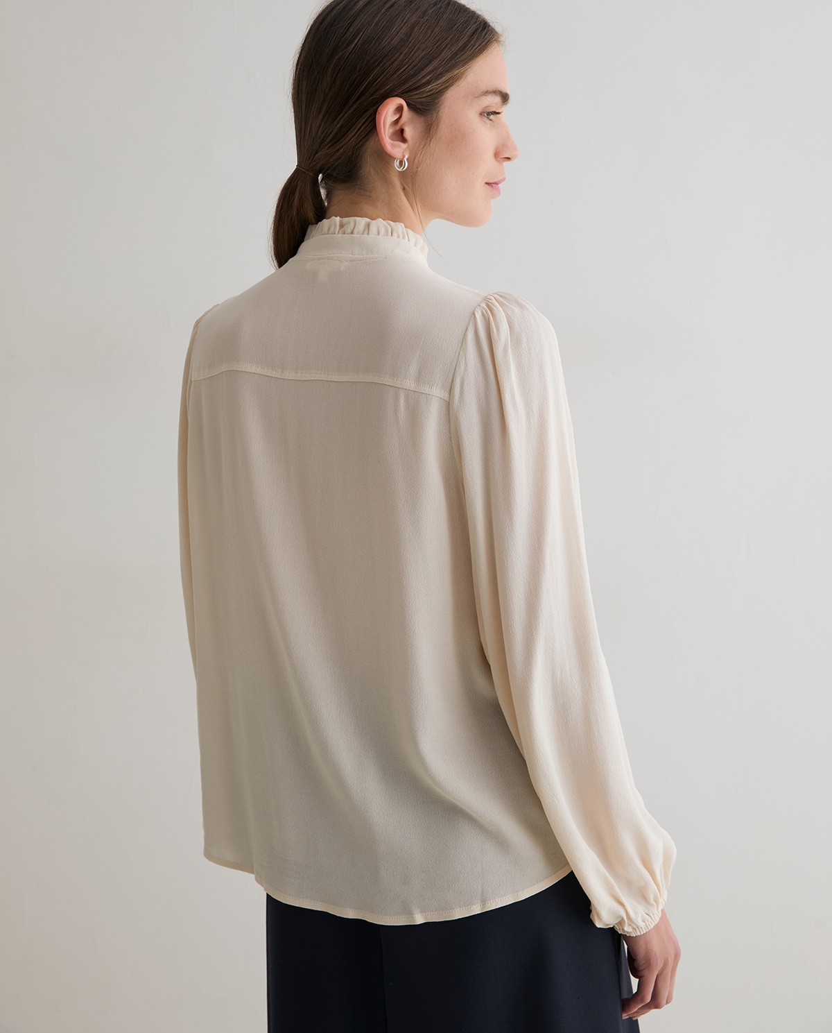 Camisa crudo con cuello de volantes 3