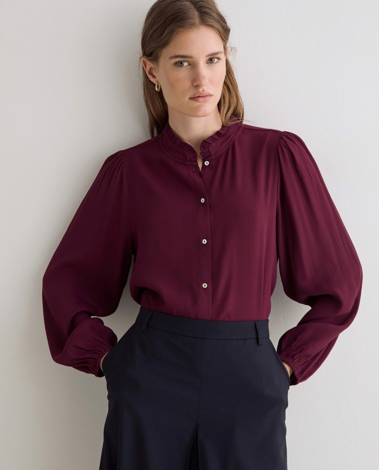 Camisa burdeos con cuello de volantes