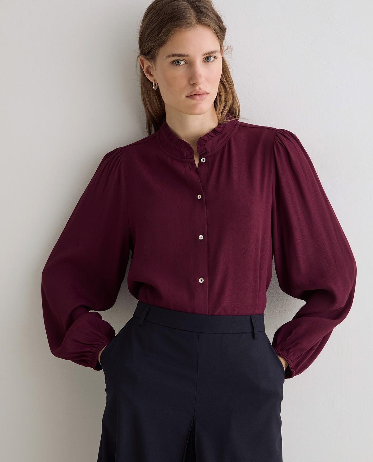 Camisa burdeos con cuello de volantes