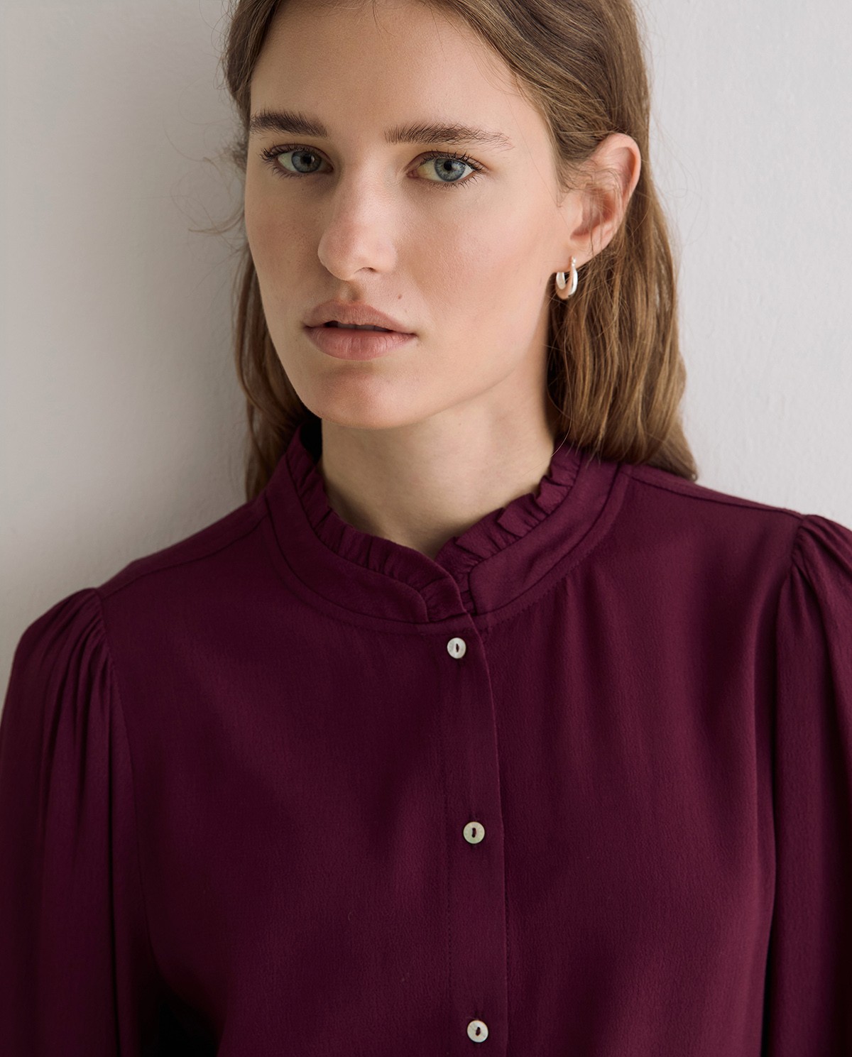 Camisa burdeos con cuello de volantes 1