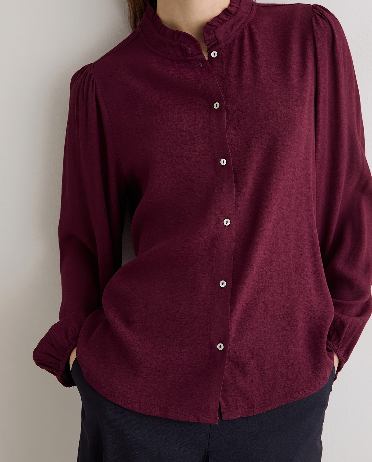 Camisa burdeos con cuello de volantes 2