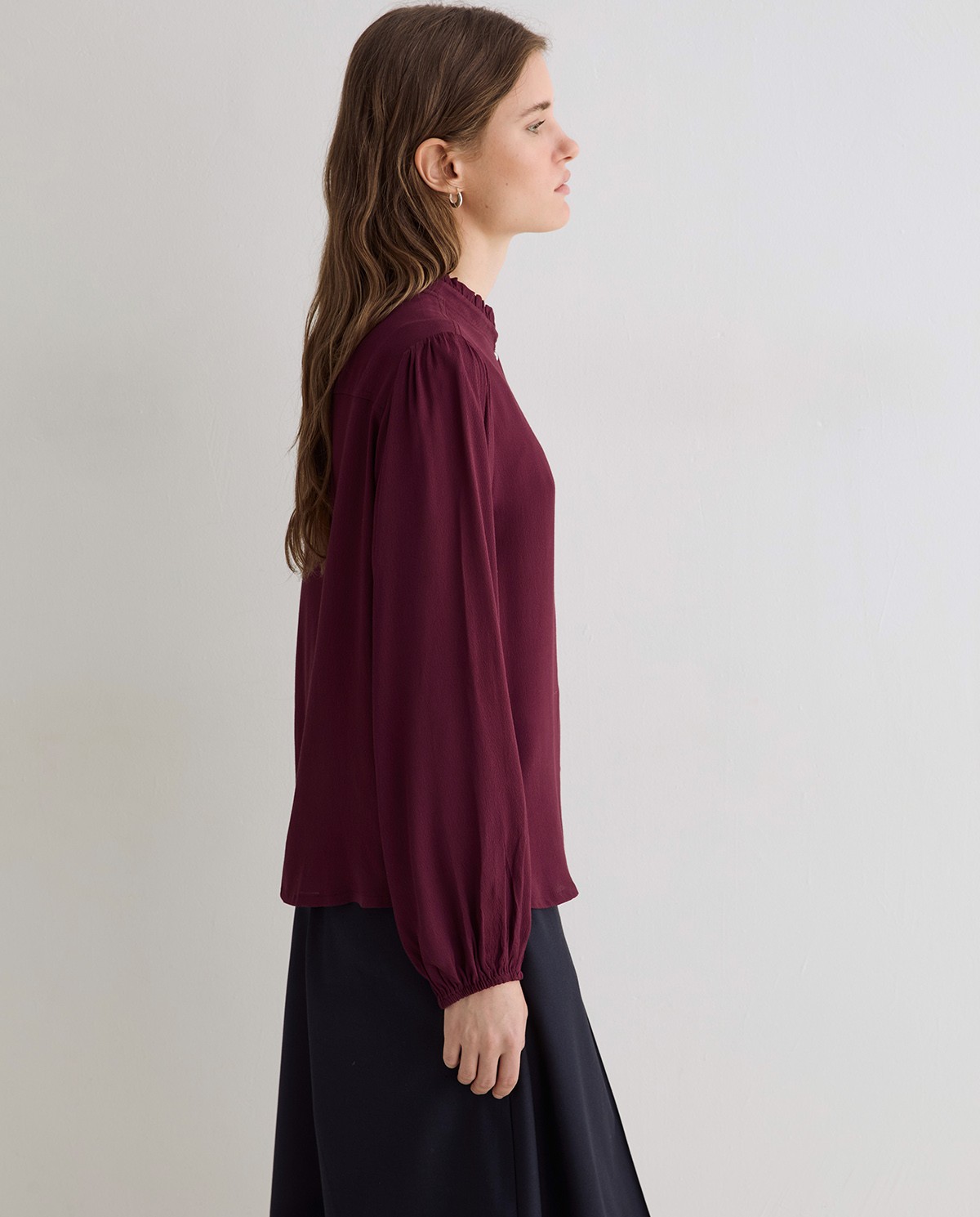Camisa burdeos con cuello de volantes 3