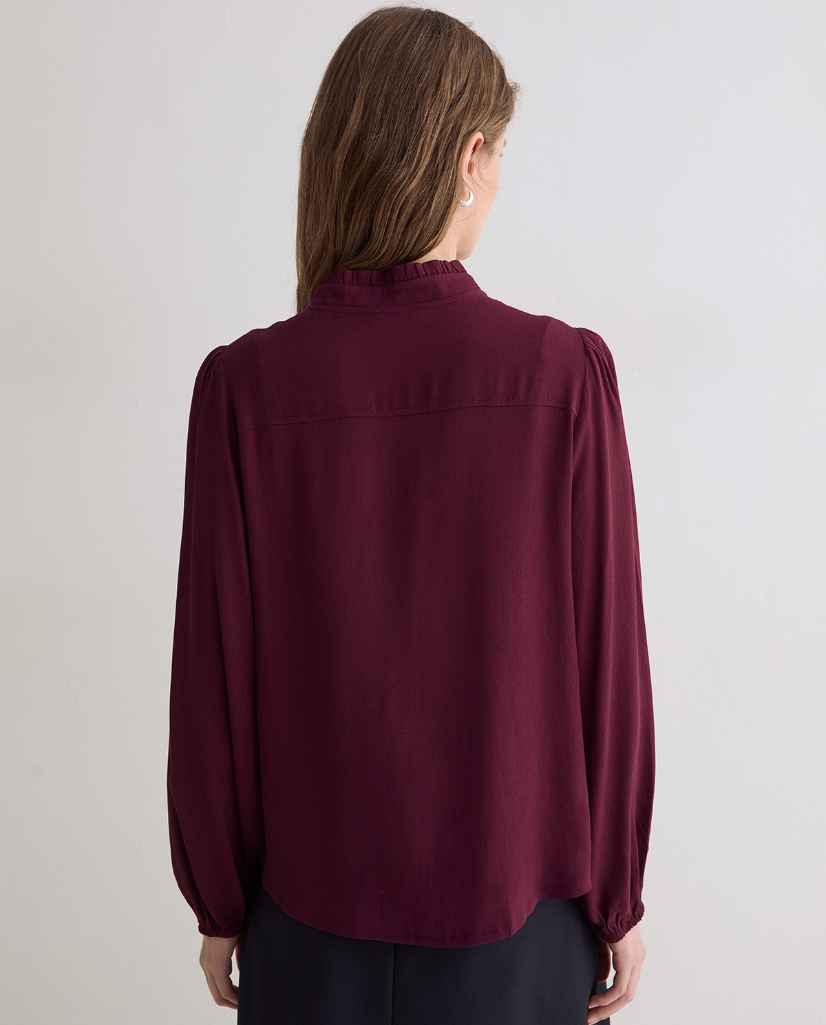 Camisa burdeos con cuello de volantes 4