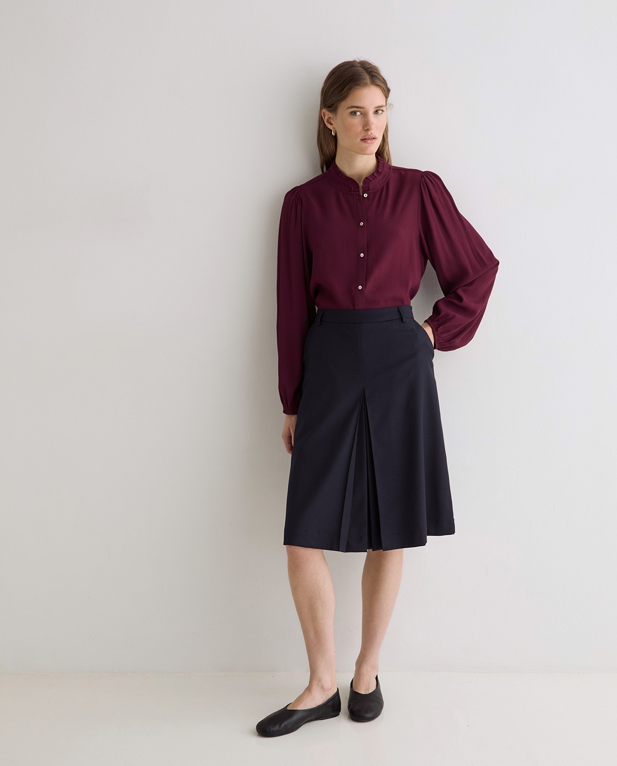 Camisa burdeos con cuello de volantes 5