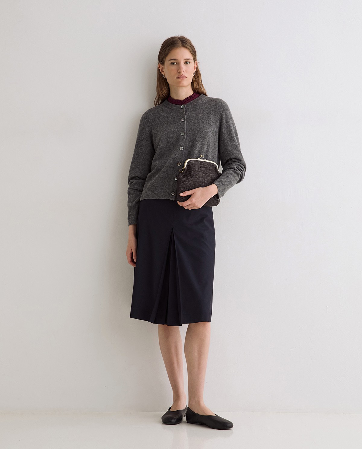Camisa burdeos con cuello de volantes 6