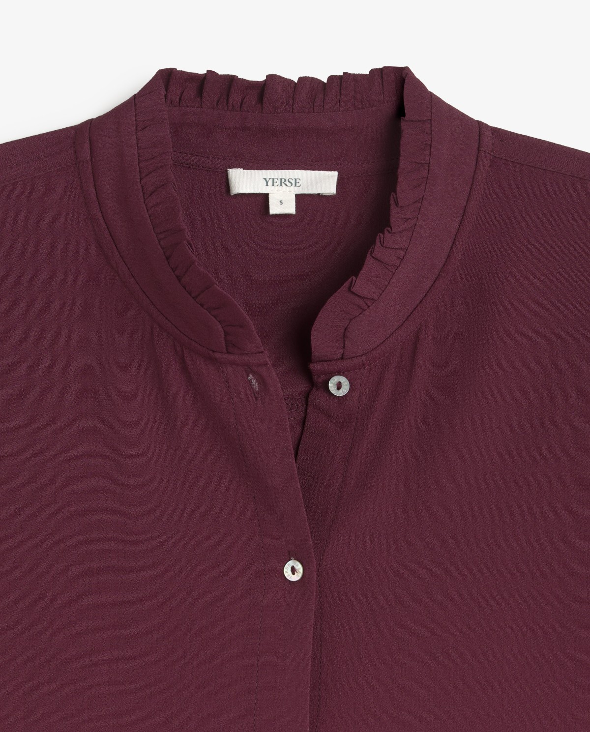Camisa burdeos con cuello de volantes 8