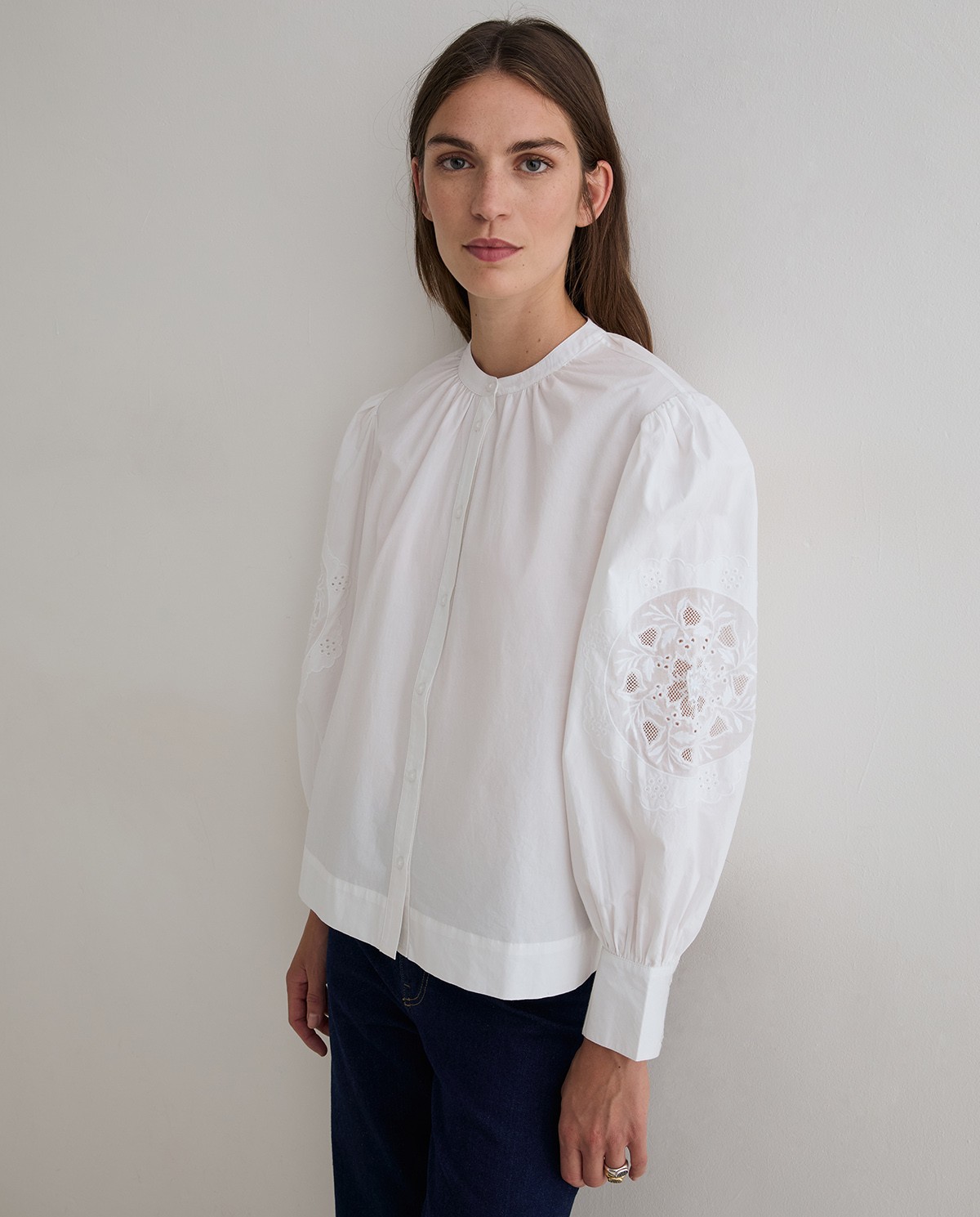 Blusa de algodón con bordados en color blanco 1