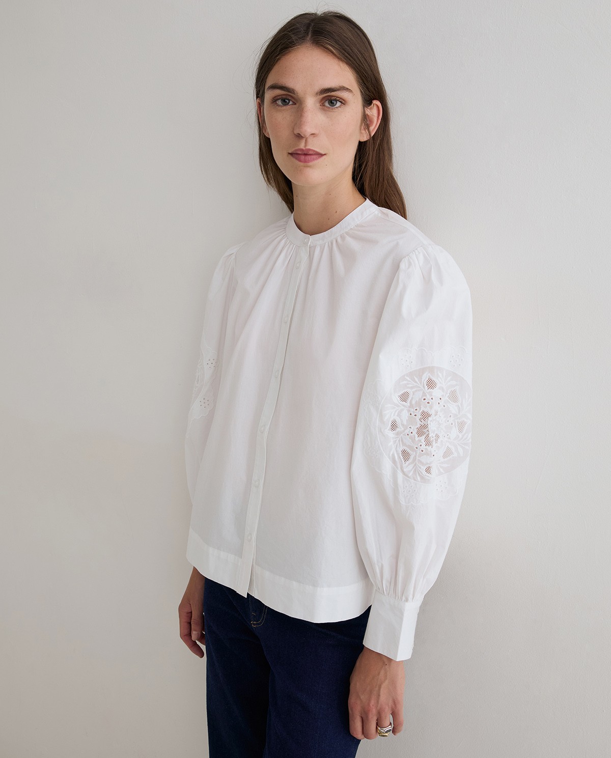 Blusa de algodón con bordados en color blanco 1