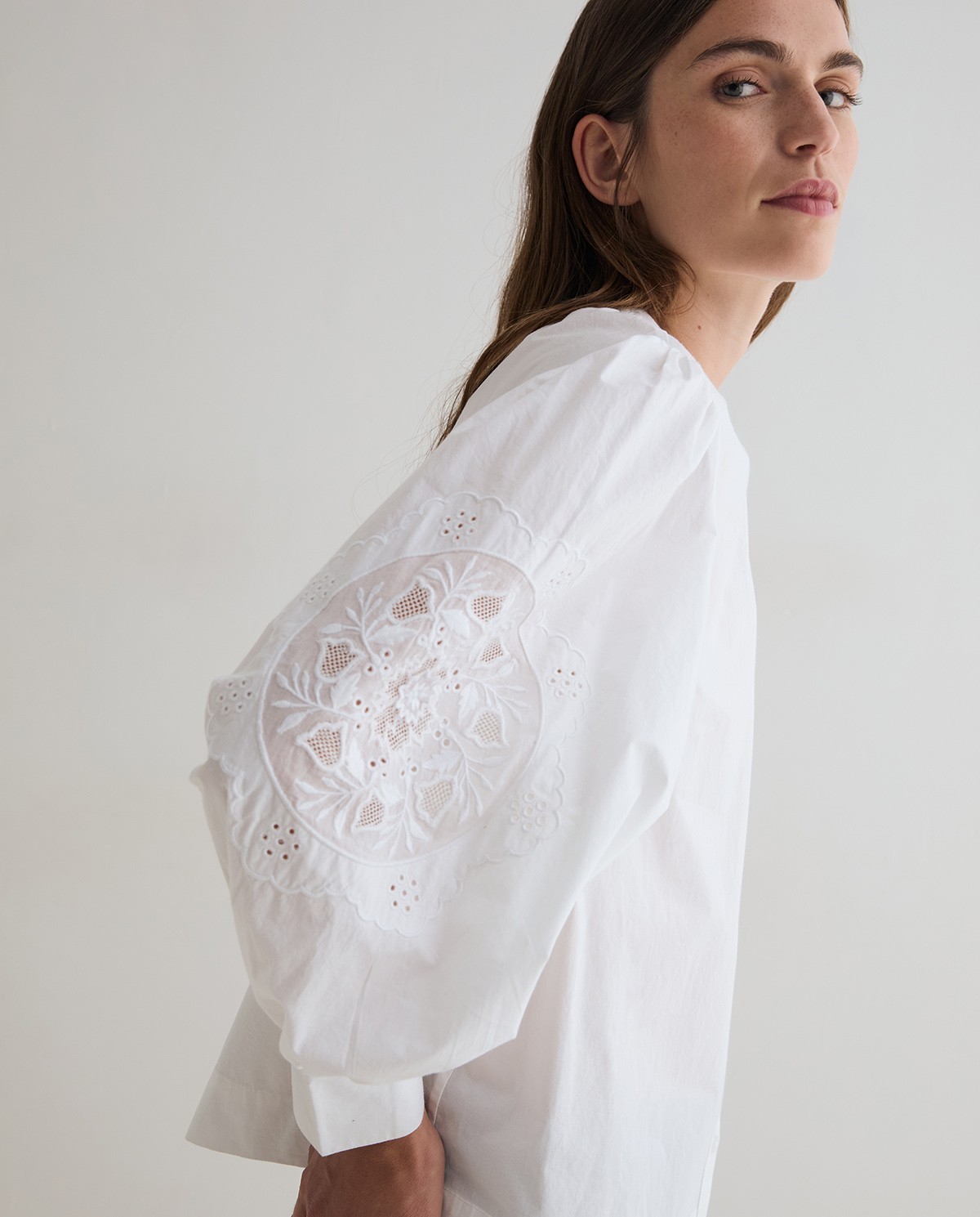 Blusa de algodón con bordados en color blanco