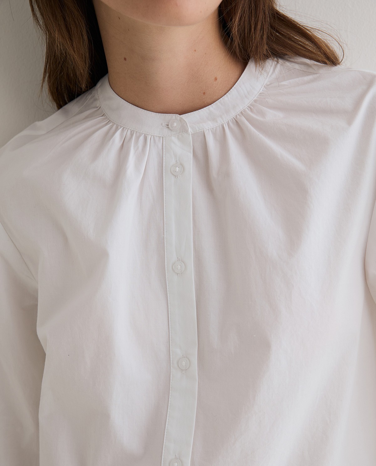 Blusa de algodón con bordados en color blanco 2