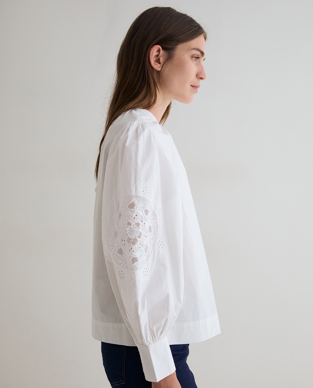 Blusa de algodón con bordados en color blanco 3
