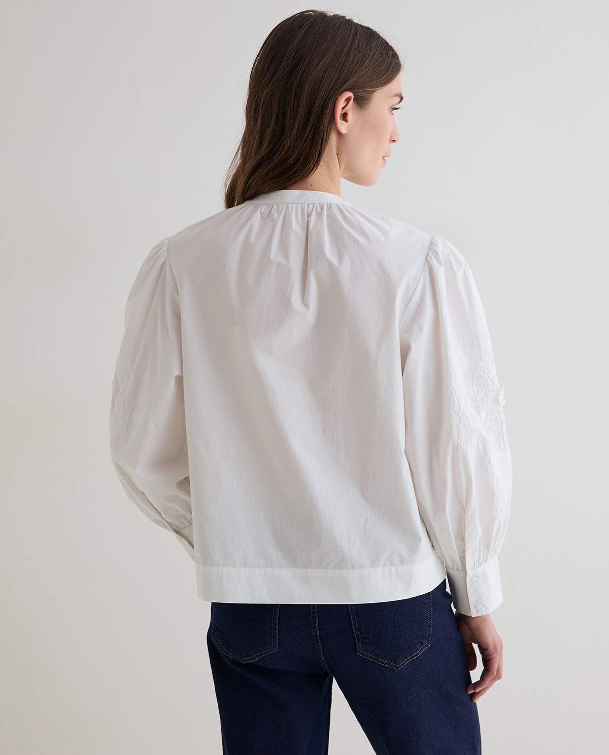 Blusa de algodón con bordados en color blanco 4