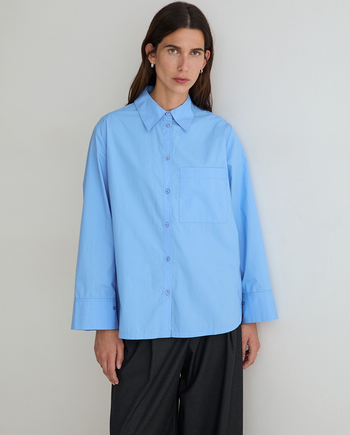 Camisa oversize de popelín en color azul 1