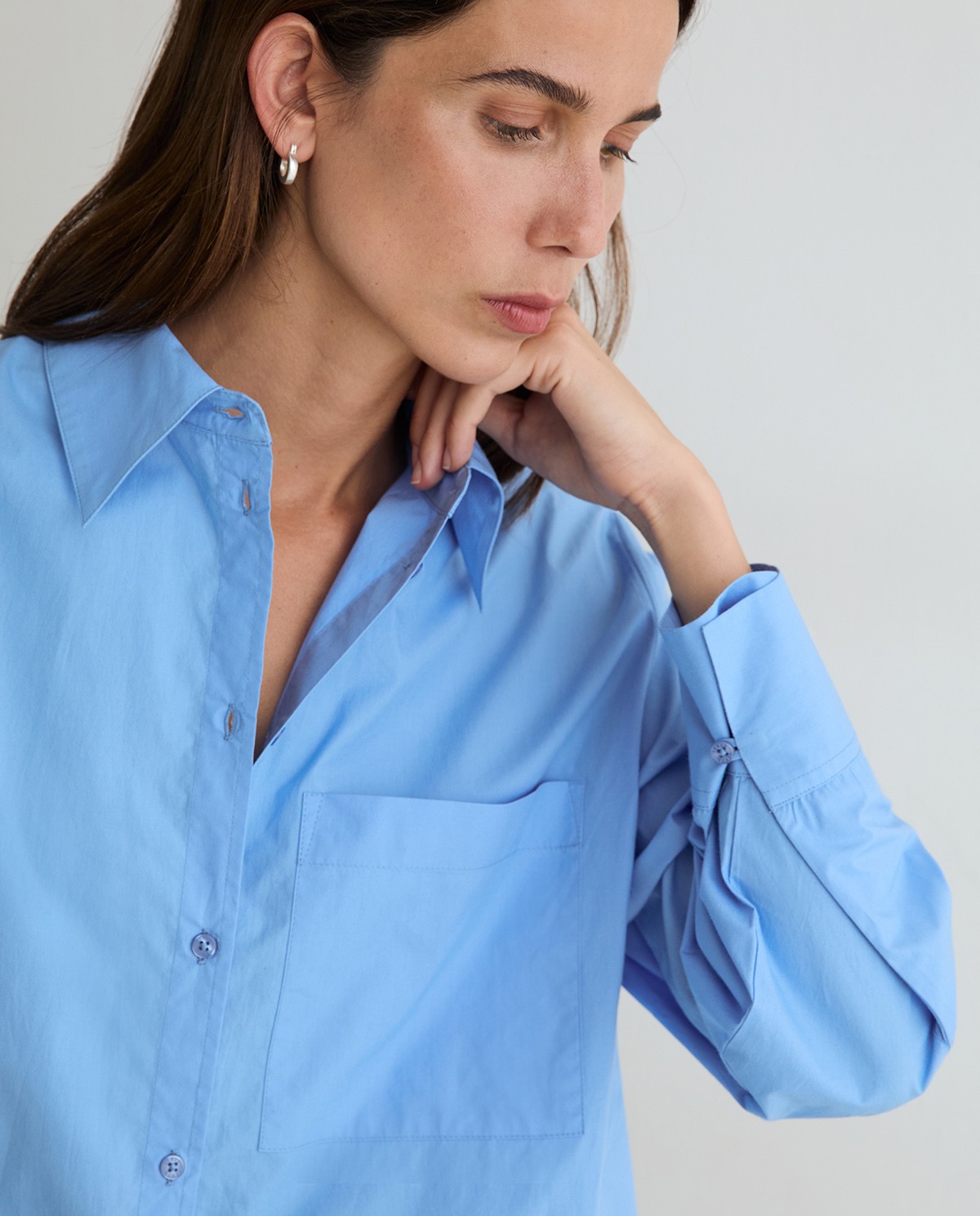 Camisa oversize de popelín en color azul 2
