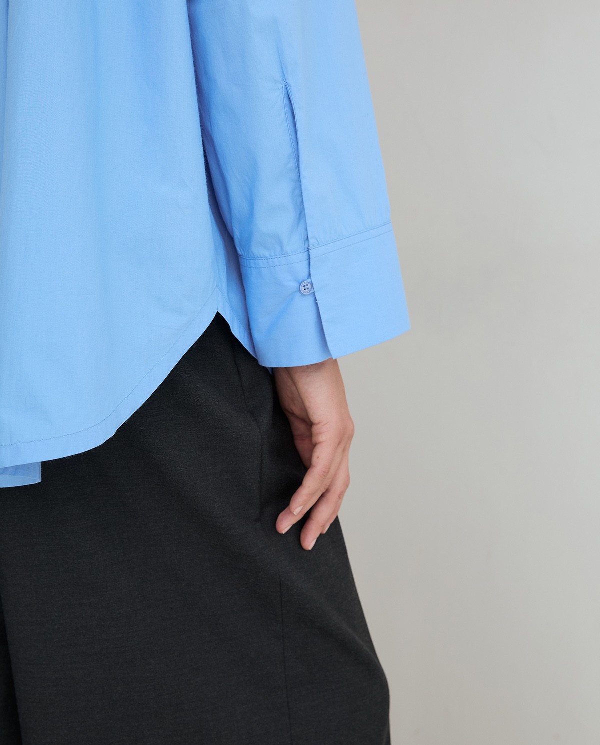 Camisa oversize de popelín en color azul 5