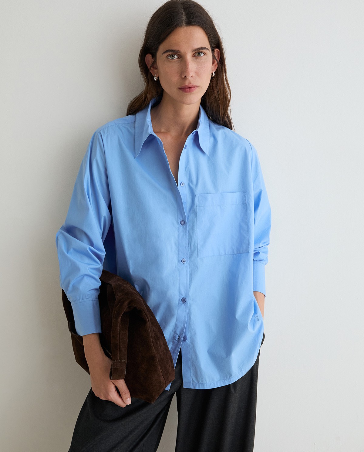 Camisa oversize de popelín en color azul 7