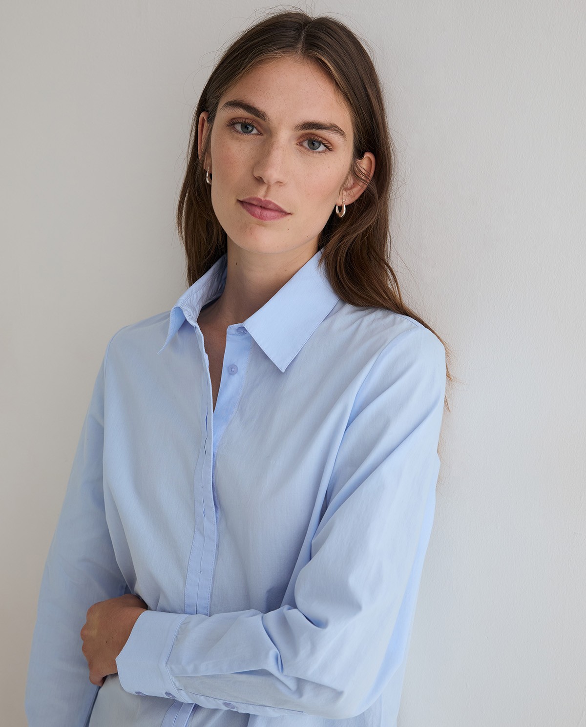 Camisa popelín algodón orgánico en color azul cielo 1