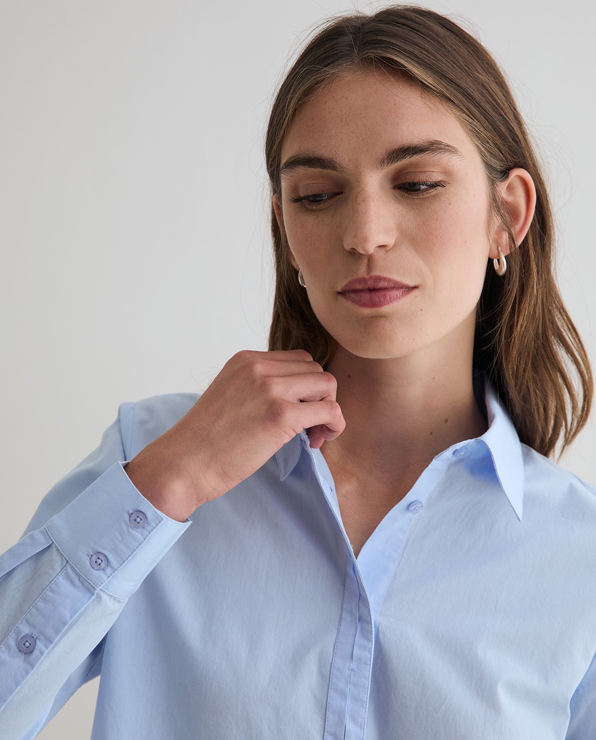 Camisa popelín algodón orgánico en color azul cielo 3
