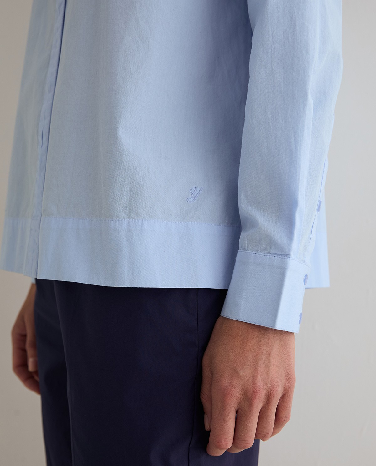 Camisa popelín algodón orgánico en color azul cielo 2