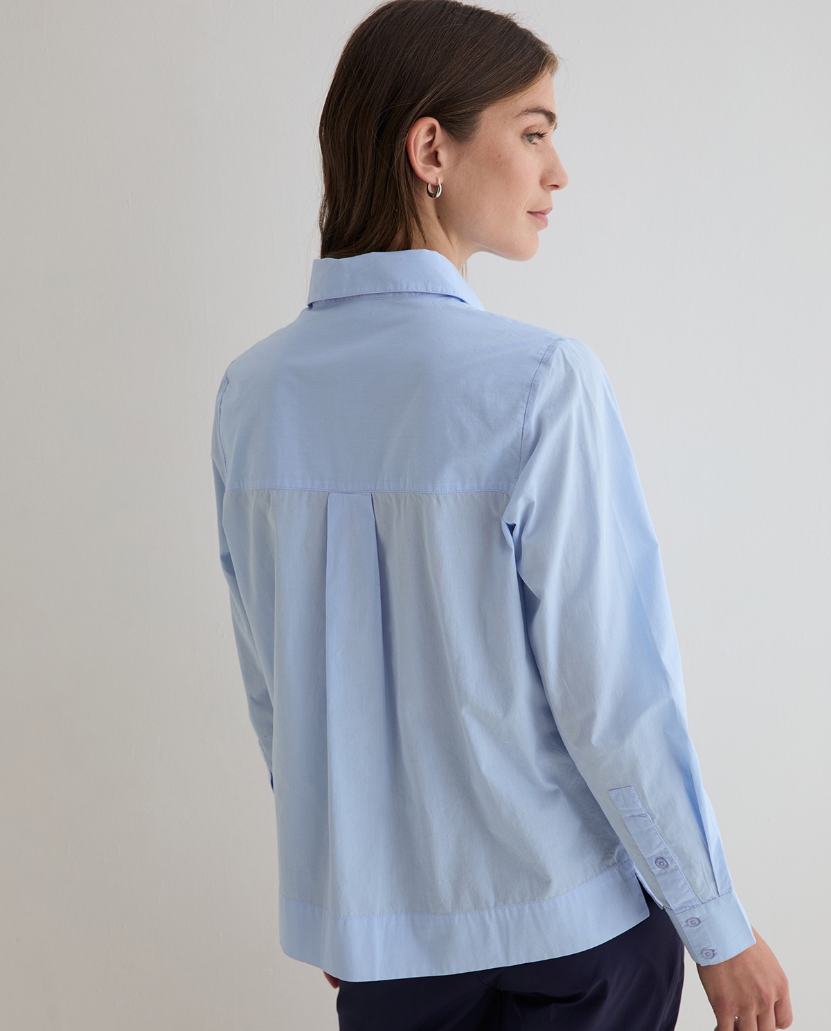 Camisa popelín algodón orgánico en color azul cielo 4