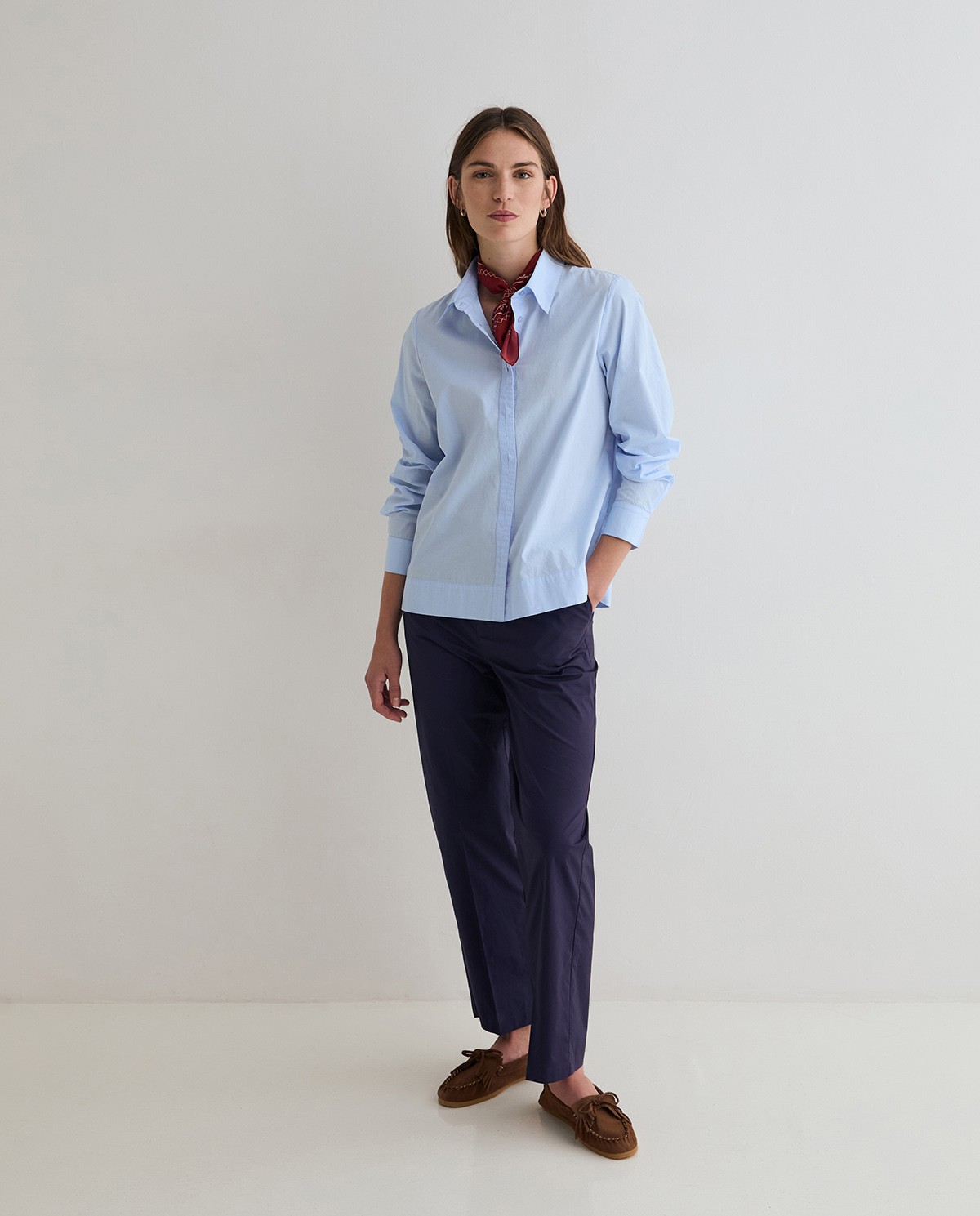 Camisa popelín algodón orgánico en color azul cielo 6