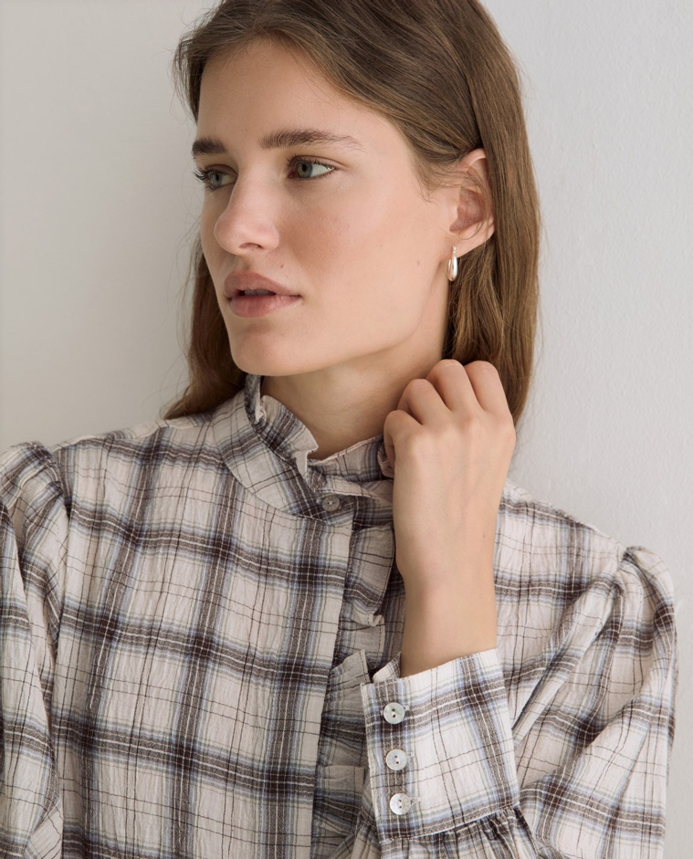 Camisa de cuadros con detalle de volante