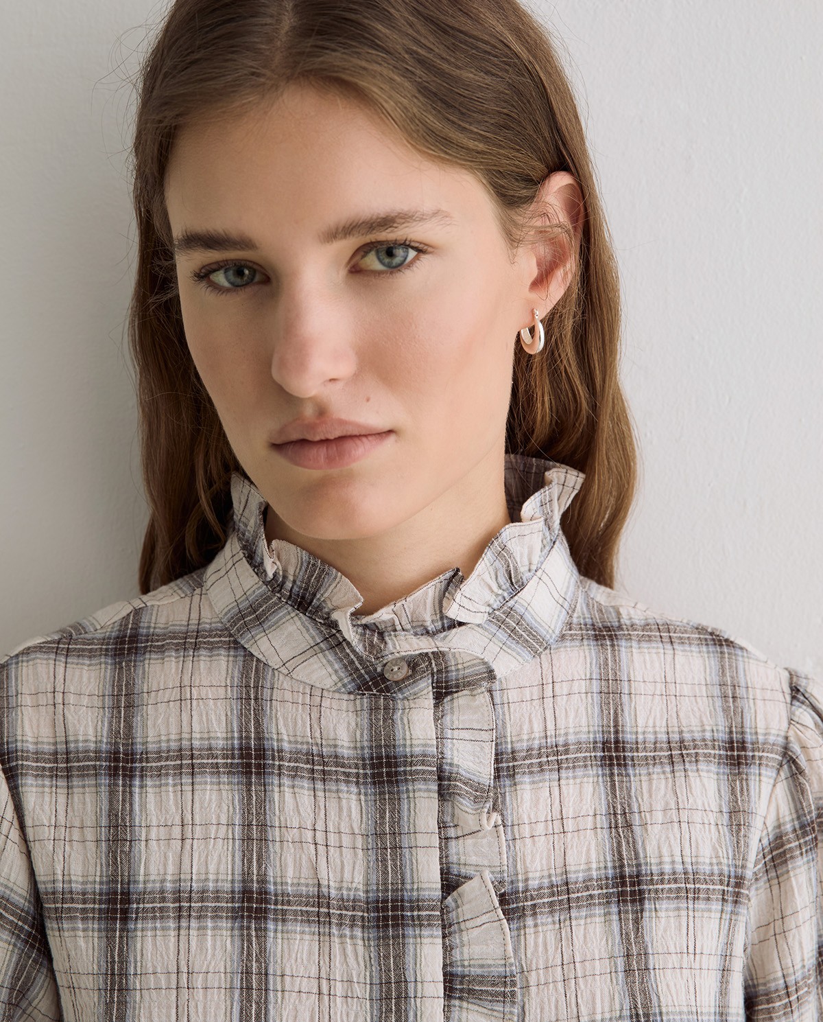 Camisa de cuadros con detalle de volante 2