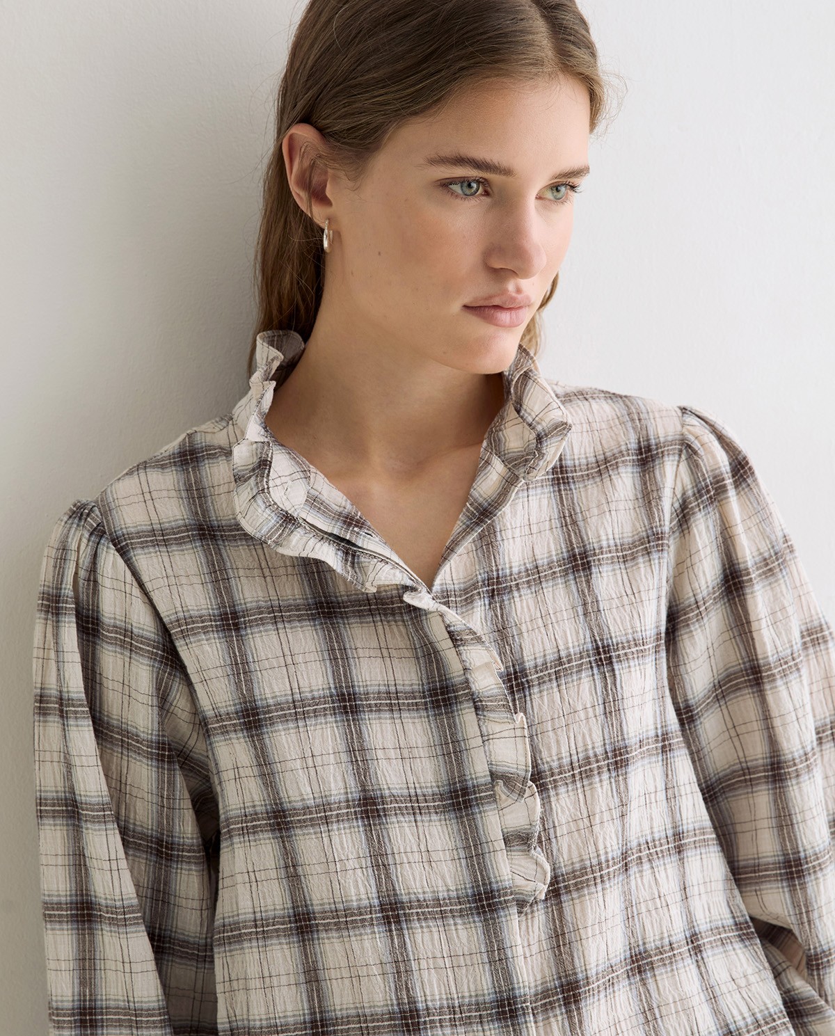 Camisa de cuadros con detalle de volante 3