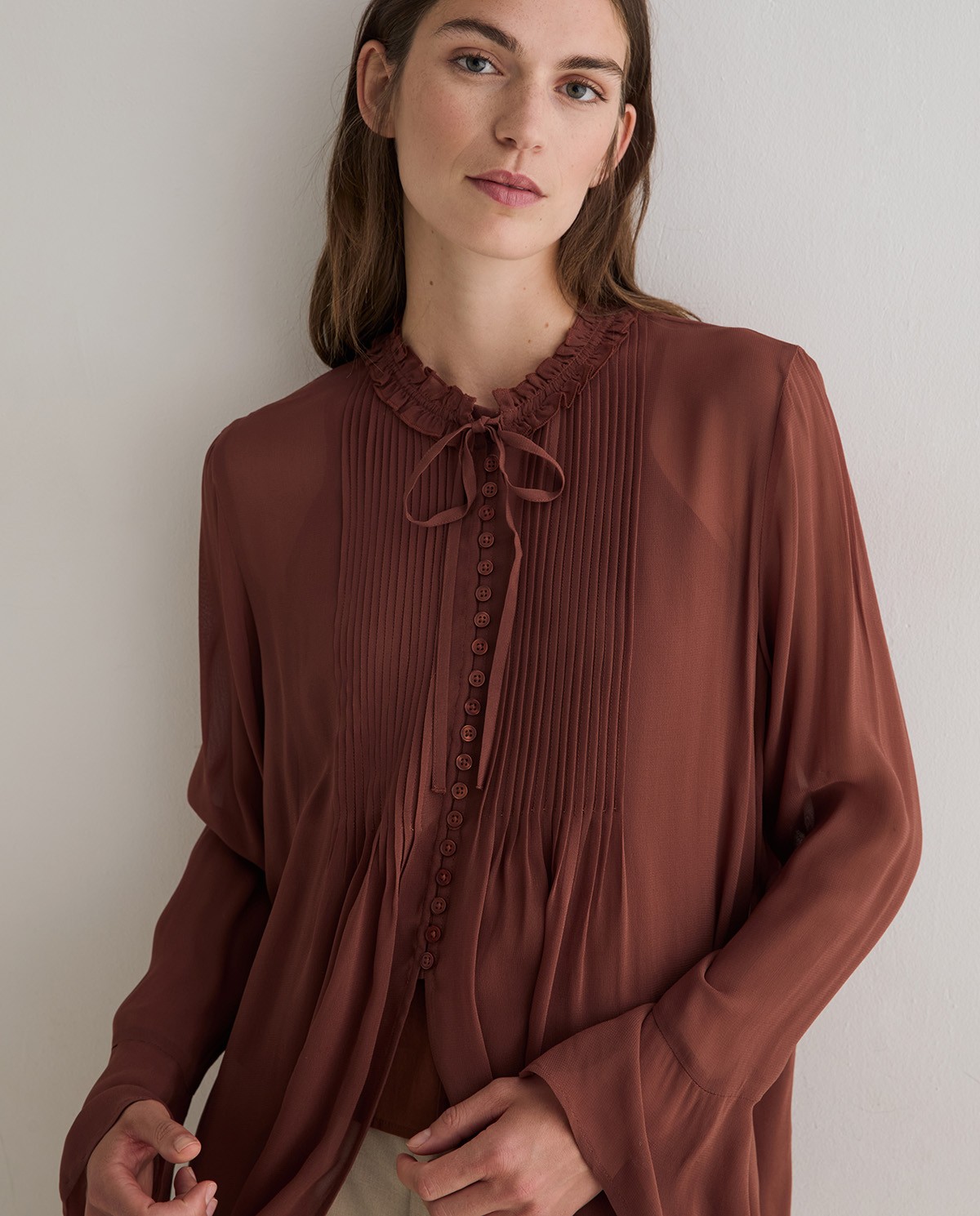 Camisa plisada en color chocolate 2