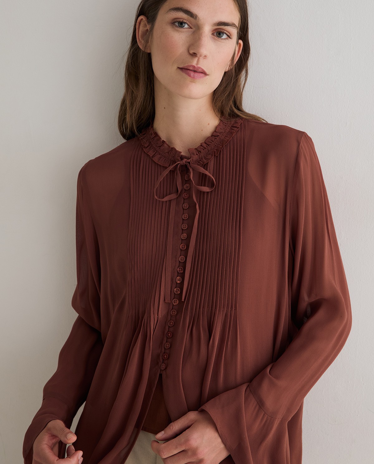 Camisa plisada en color chocolate 1
