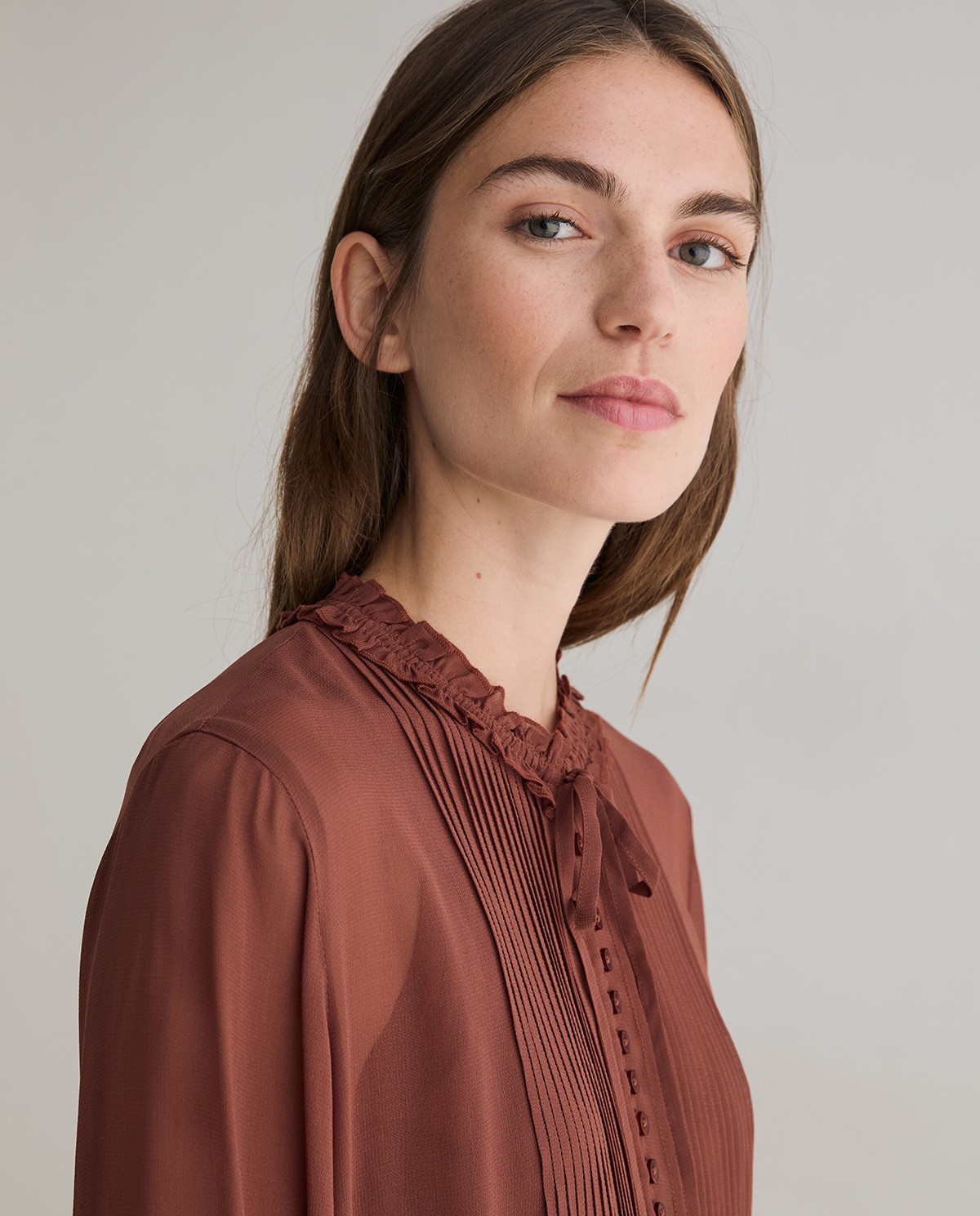 Camisa plisada en color chocolate 2