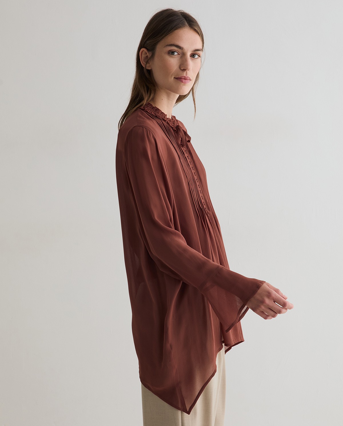 Camisa plisada en color chocolate 3