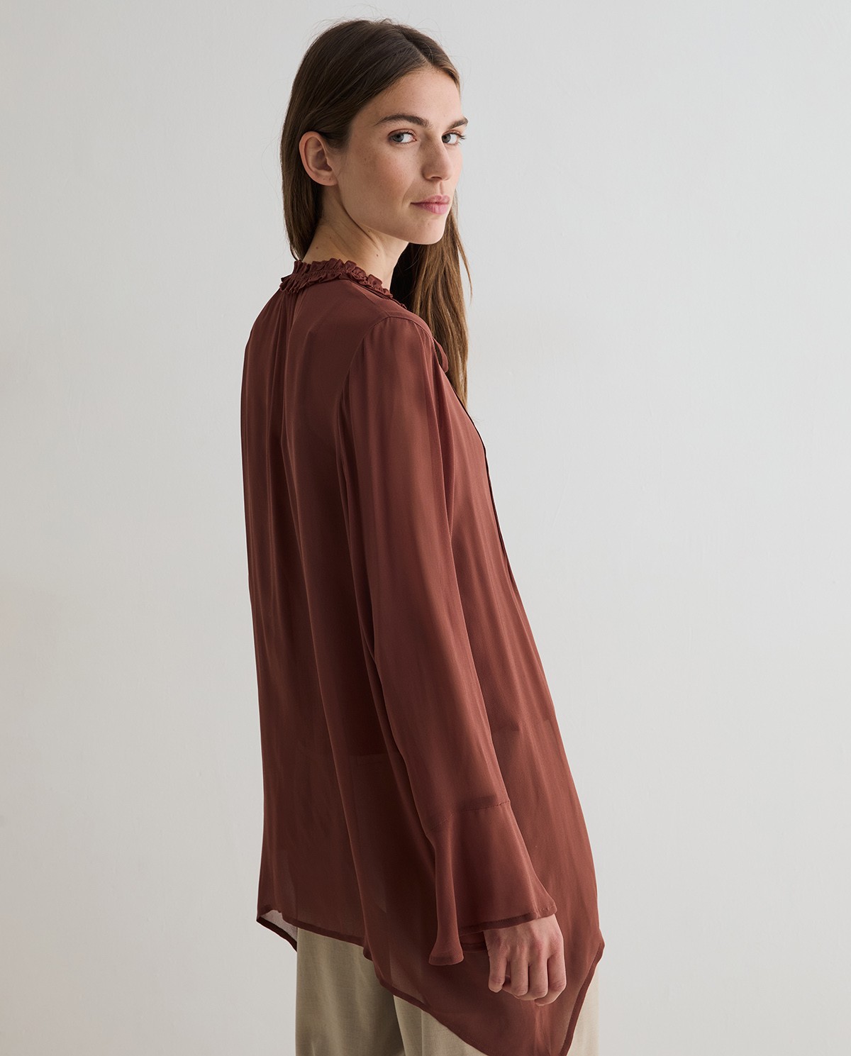 Camisa plisada en color chocolate 5