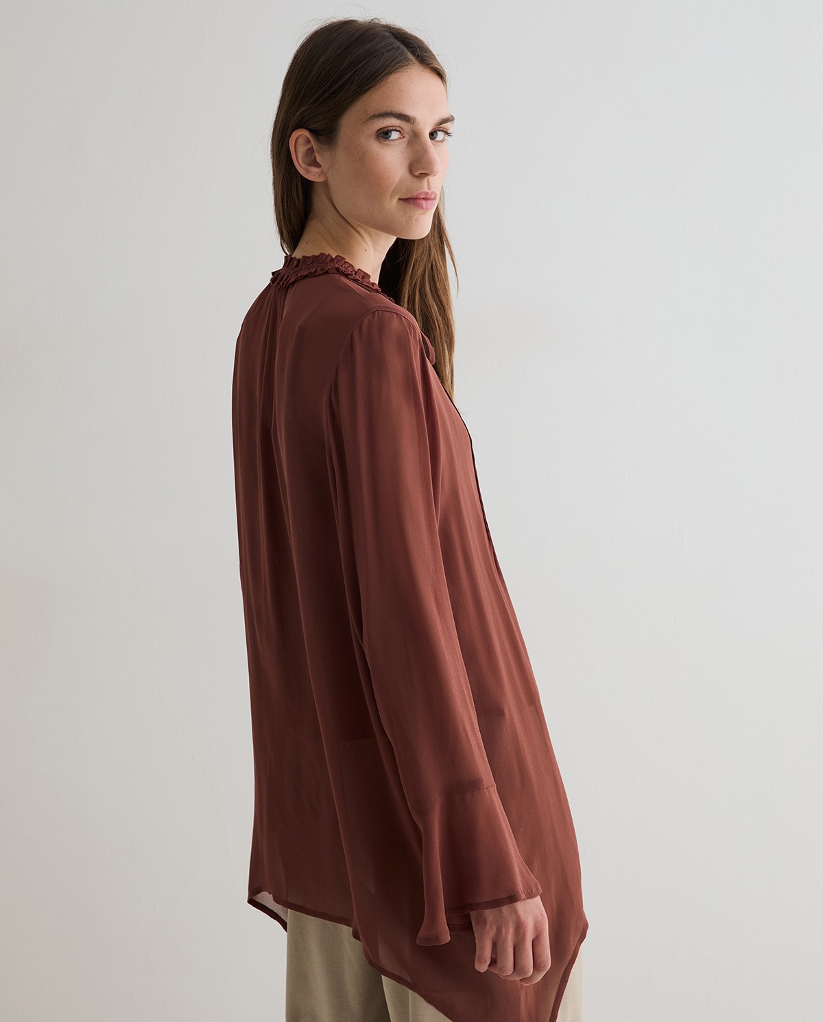 Camisa plisada en color chocolate 4
