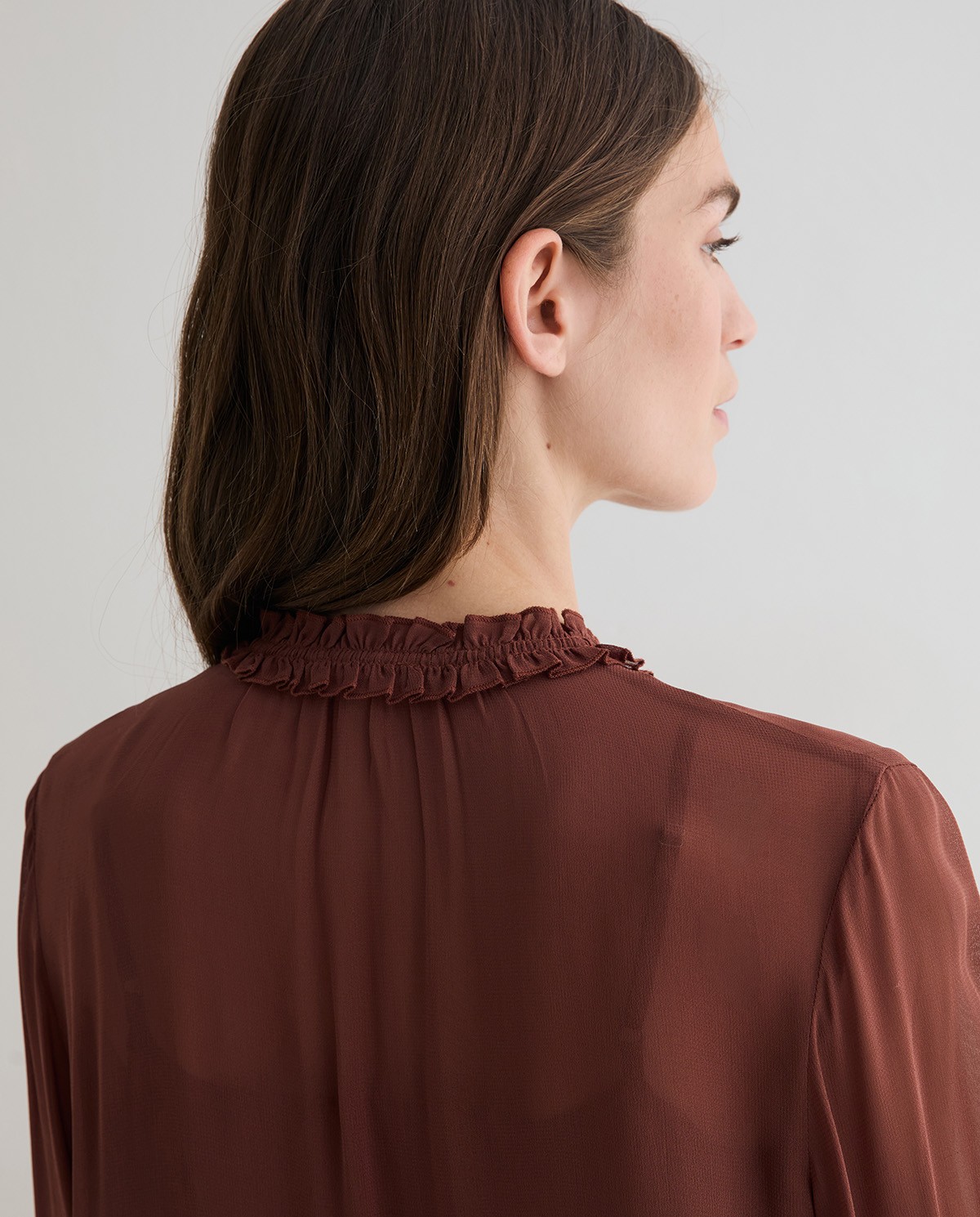 Camisa plisada en color chocolate 6