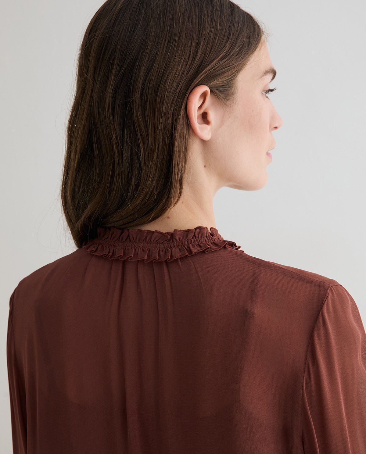 Camisa plisada en color chocolate 5