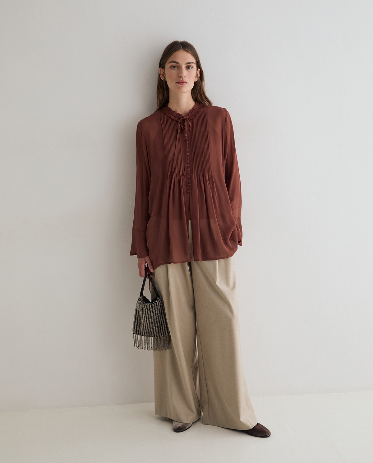 Camisa plisada en color chocolate 6