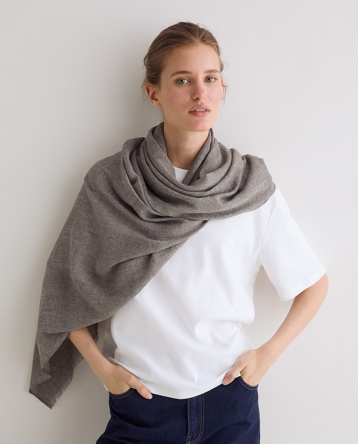 Foulard tacto suave en color visón oscuro 1