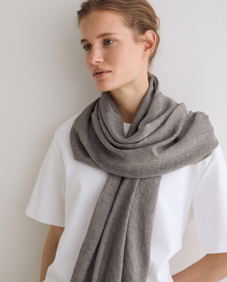 Foulard tacto suave en color visón oscuro