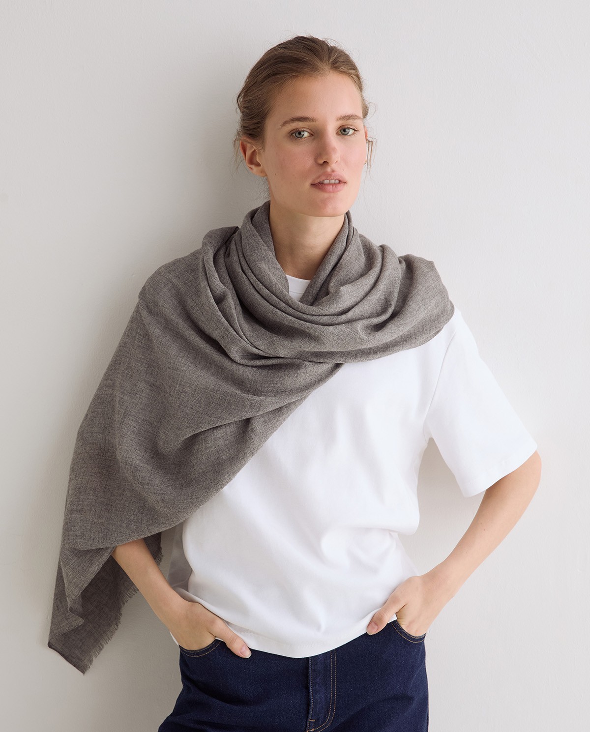 Foulard tacto suave en color visón oscuro 1