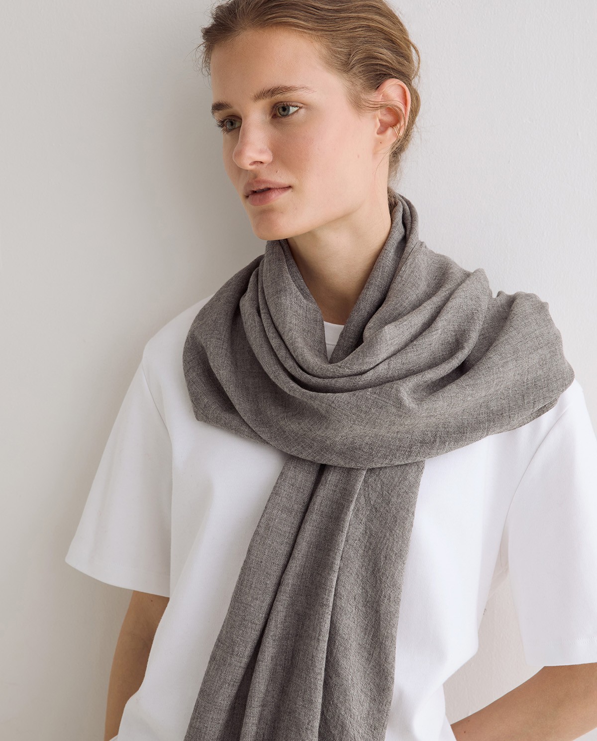 Foulard tacto suave en color visón oscuro