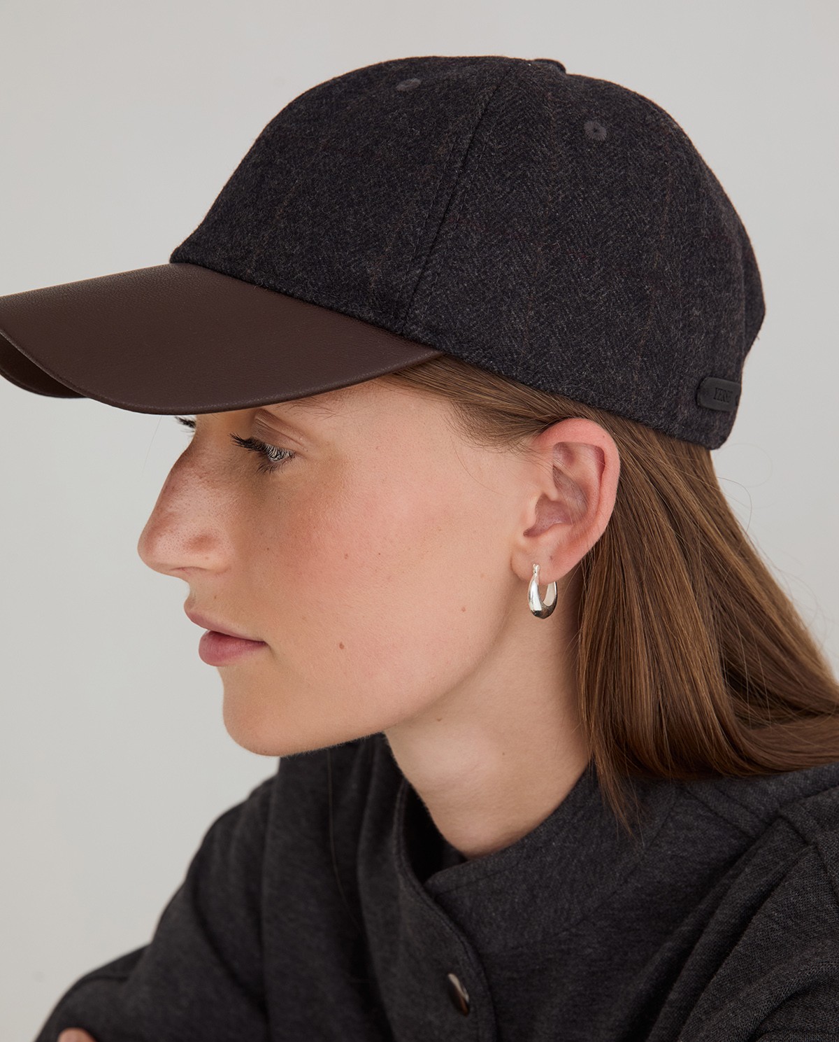 Women's check hat with faux-leather visor 1